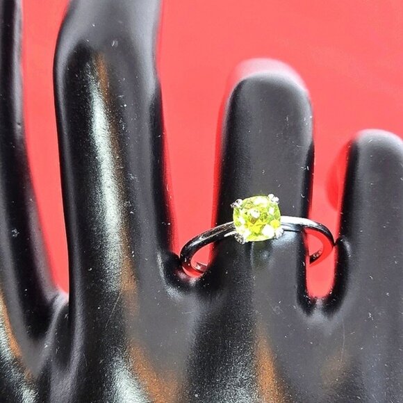925 Sterling Silver Ring SZ 8.5 with Natural Peridot Gemstone - Picture 5 of 10